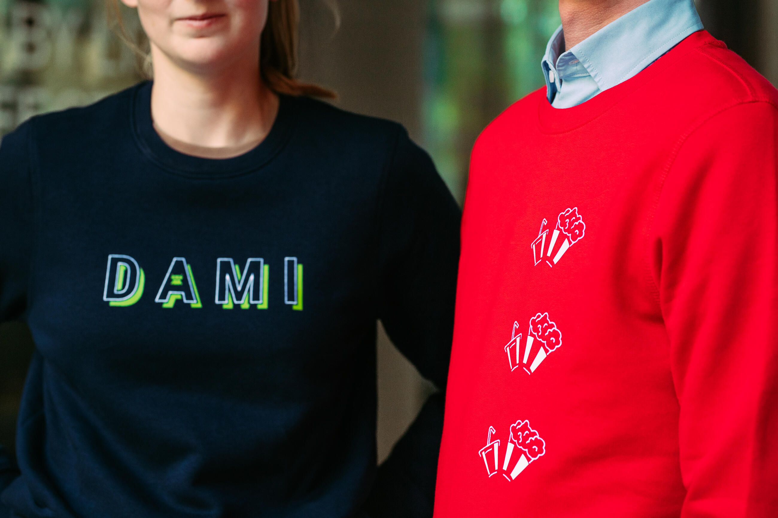 Mikina s výšivkou a potiskem