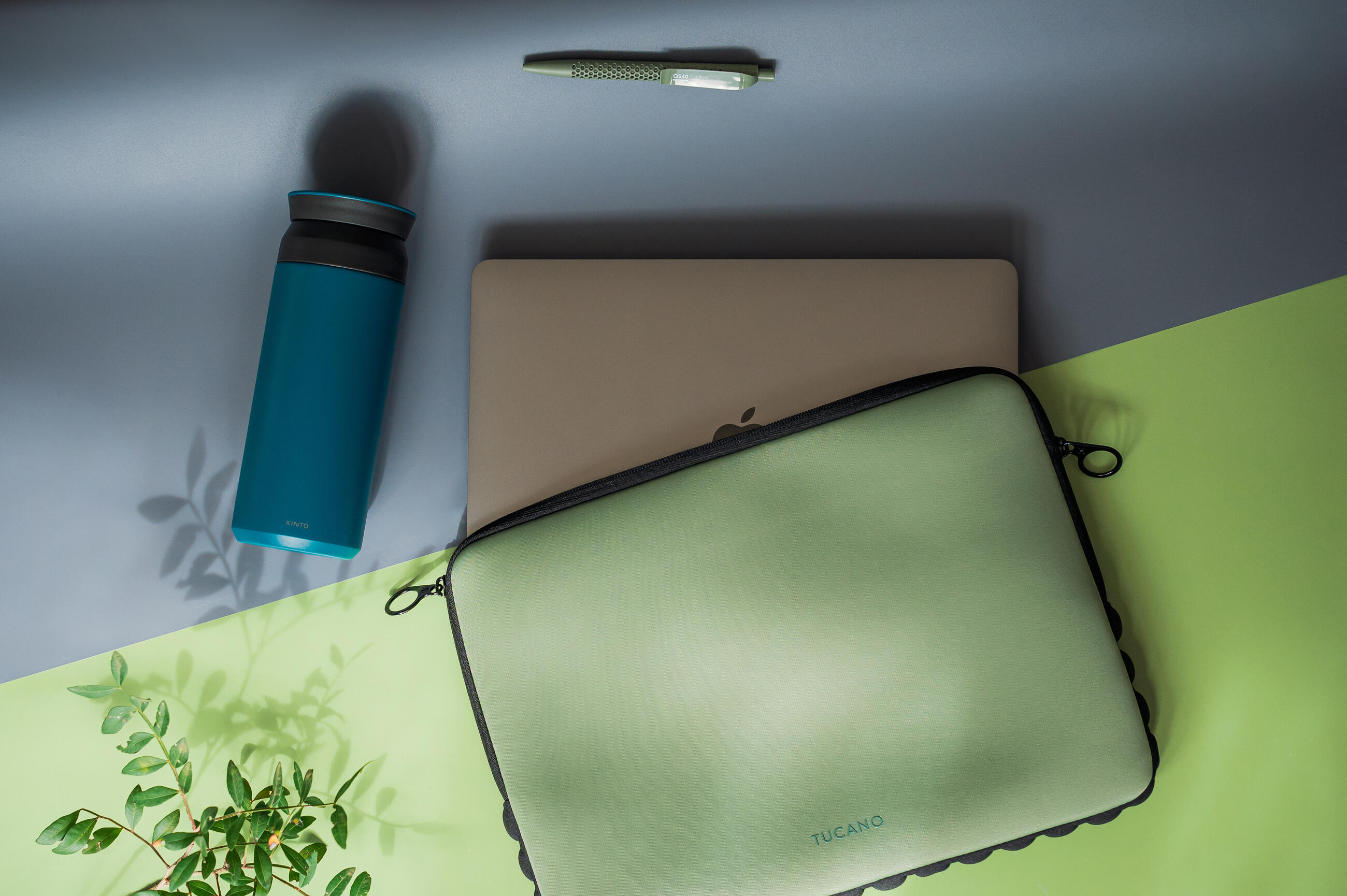 Obal na notebook a lahev