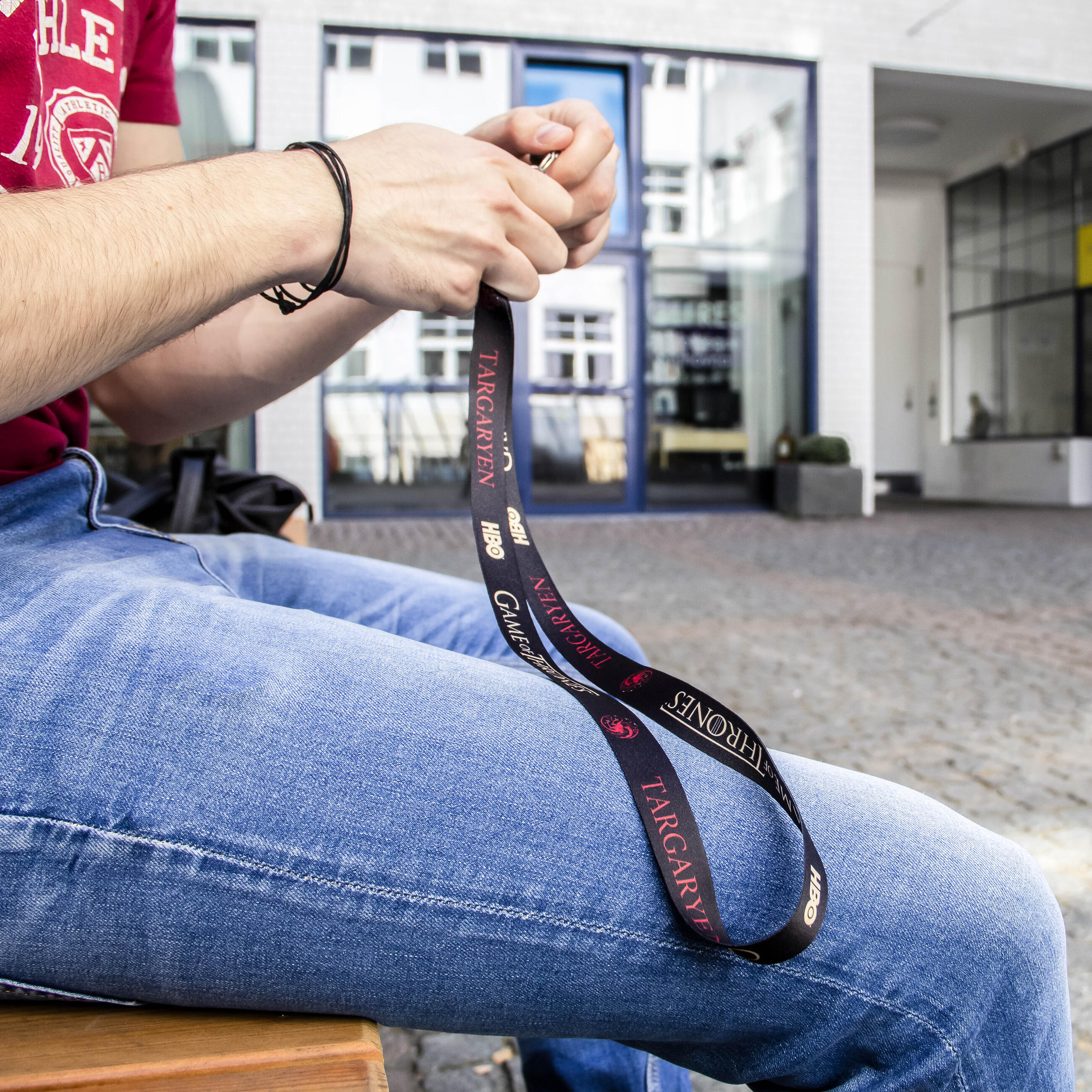 Náramky, šnůrky na krk