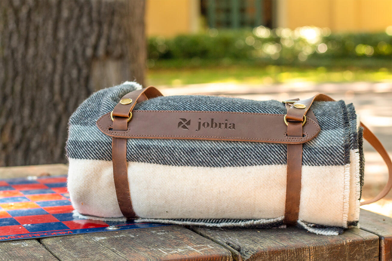 Deka s koženými popruhy