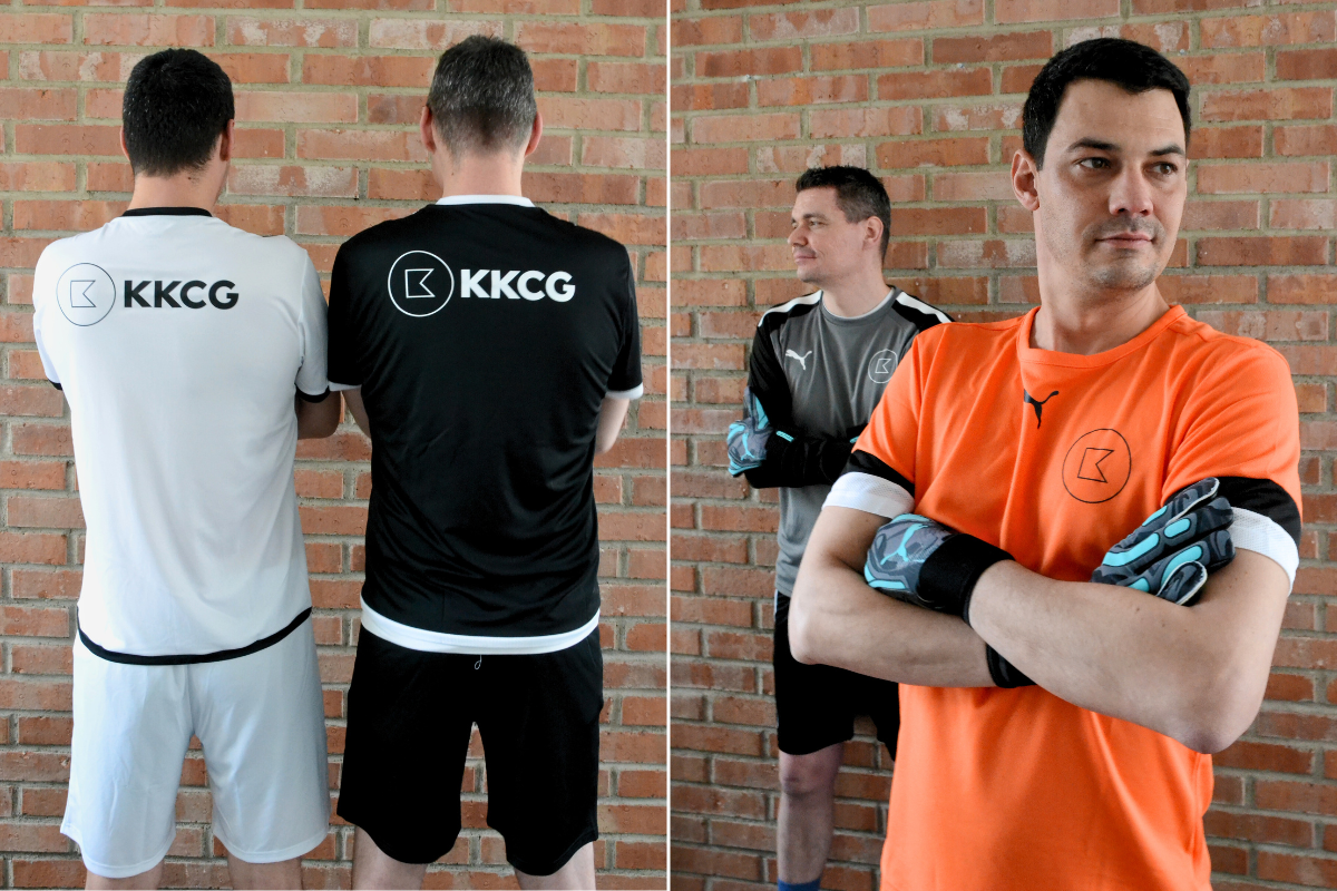 Firemní dresy pro KKCG, kde kopou za jeden tým