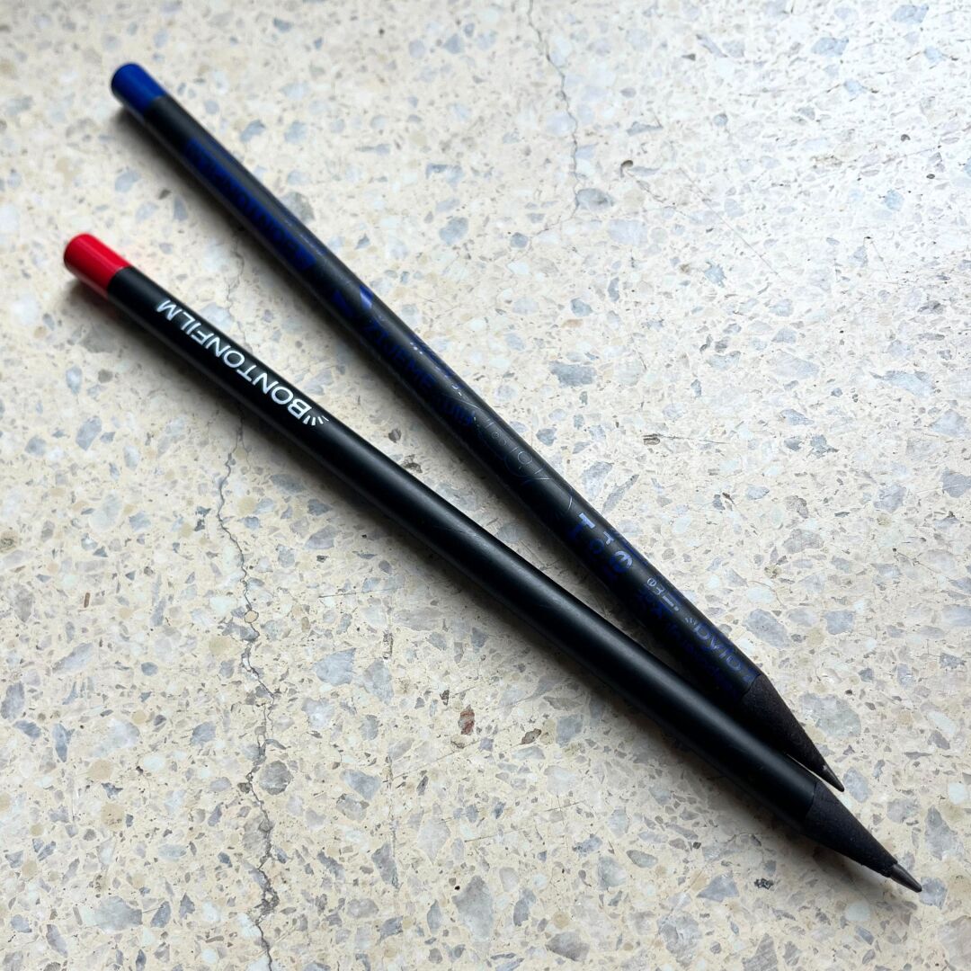 Obyčejné tužky s logem a další psací potřeby