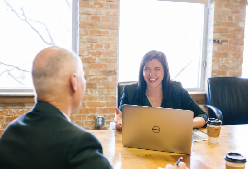 HR manager překvapuje zaměstnance moderním řešením